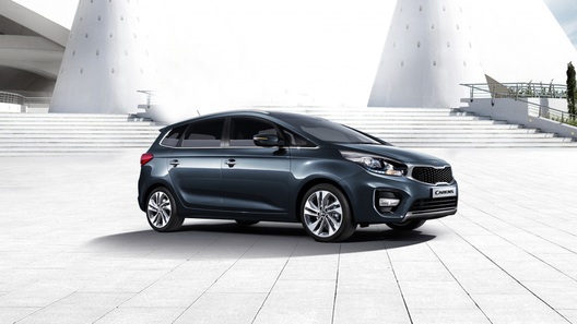 Kia представила обновленный компактвэн Carens