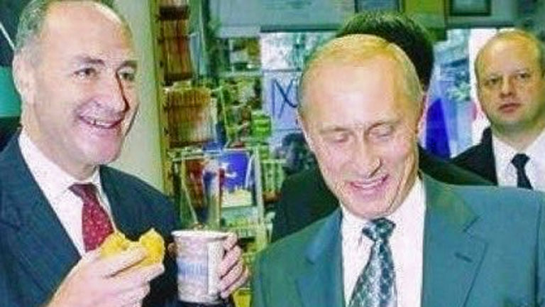 Трамп назвал демократа Шумера лицемером и опубликовал его портрет с Путиным