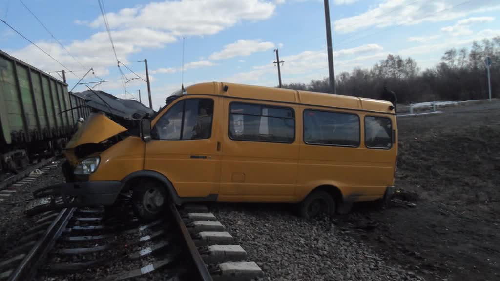Школьный автобус, столкнувшийся с поездом под Омском, не был застрахован