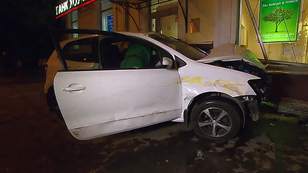 ДТП на Первомайской: автоледи въехала в банк