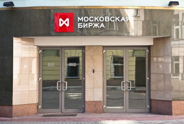 Рубль слабо вырос к доллару и евро в начале торгов