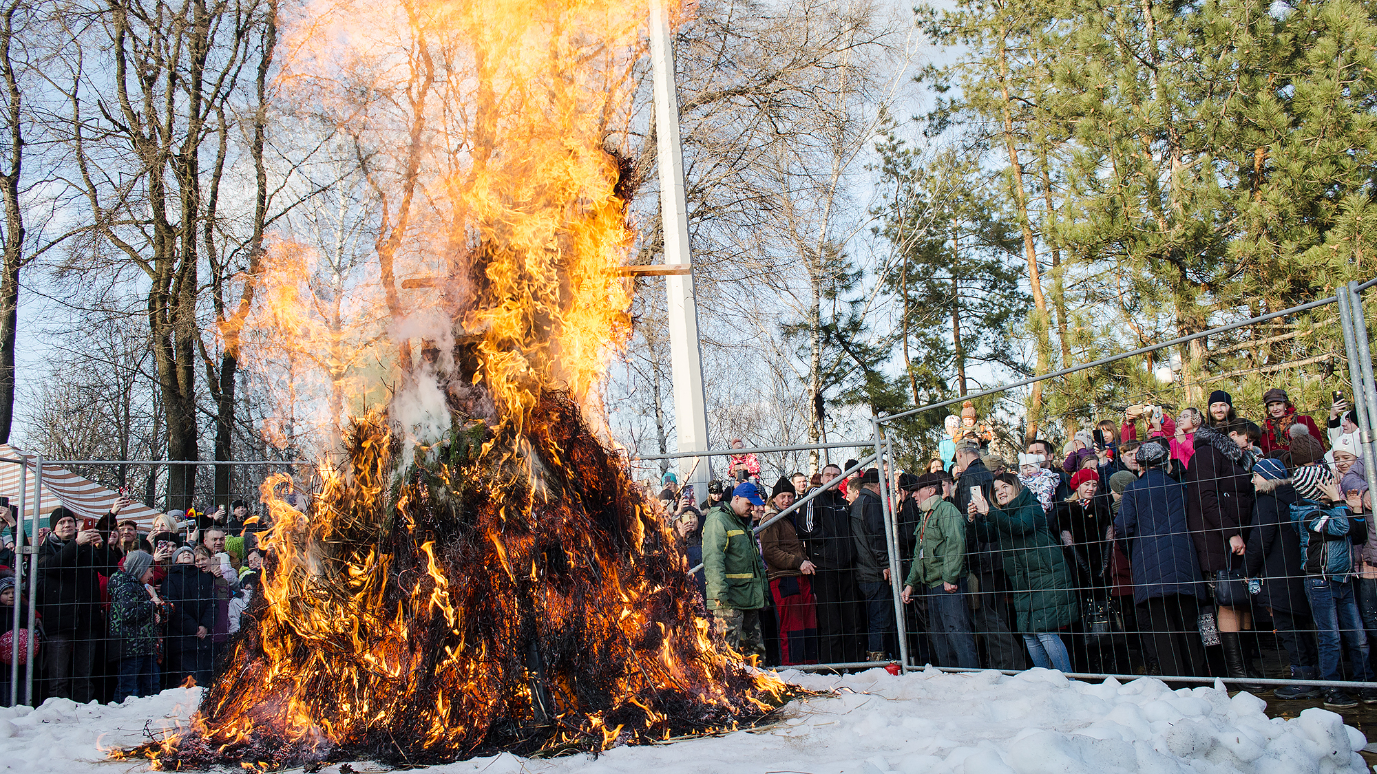 В Ленобласти Масленицу сожгли из огнемета