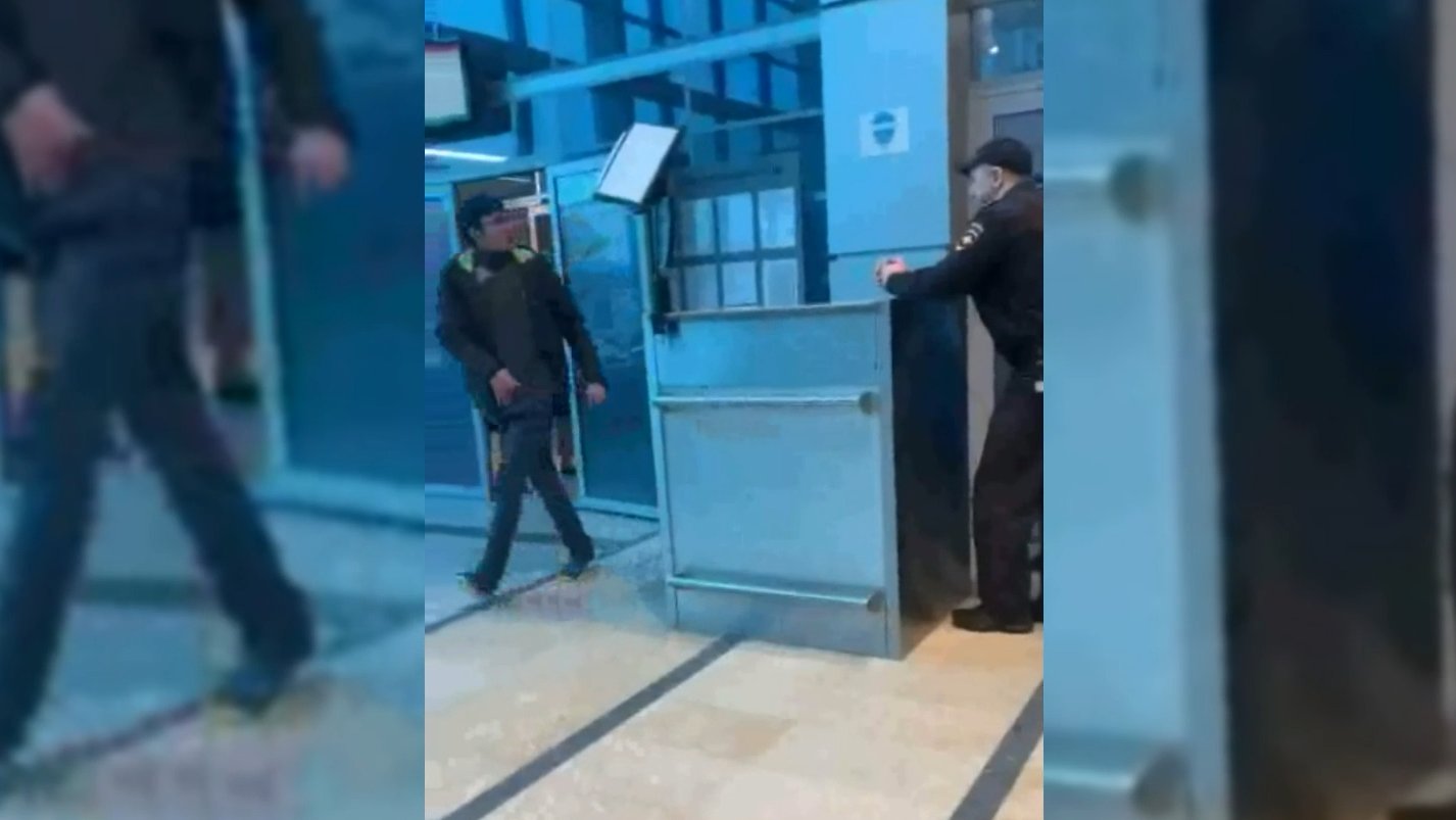 Устроившего рэп-баттл в омском аэропорту пассажира отправили в психбольницу