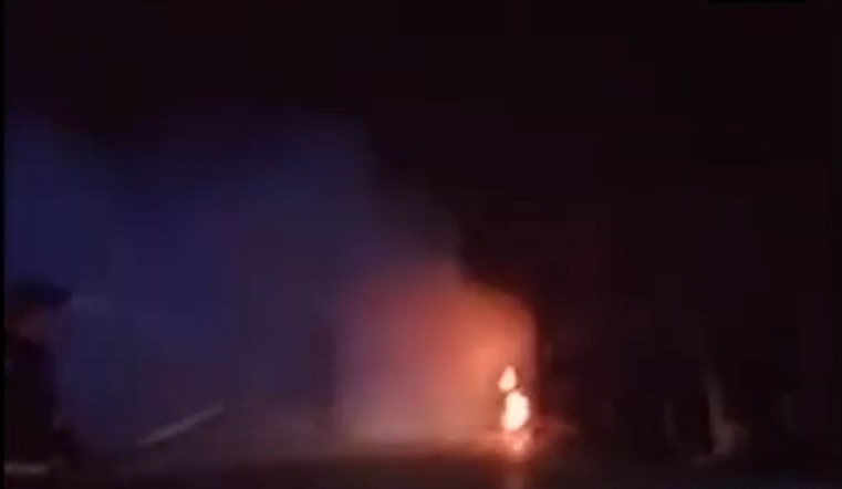 На трассе Челябинск - Екатеринбург рядом с автозаправкой загорелась фура с лесом