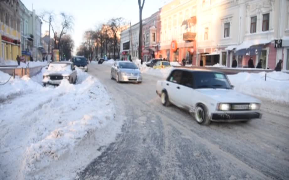Из украинских сугробов вытаскивают автобусы и спасают людей
