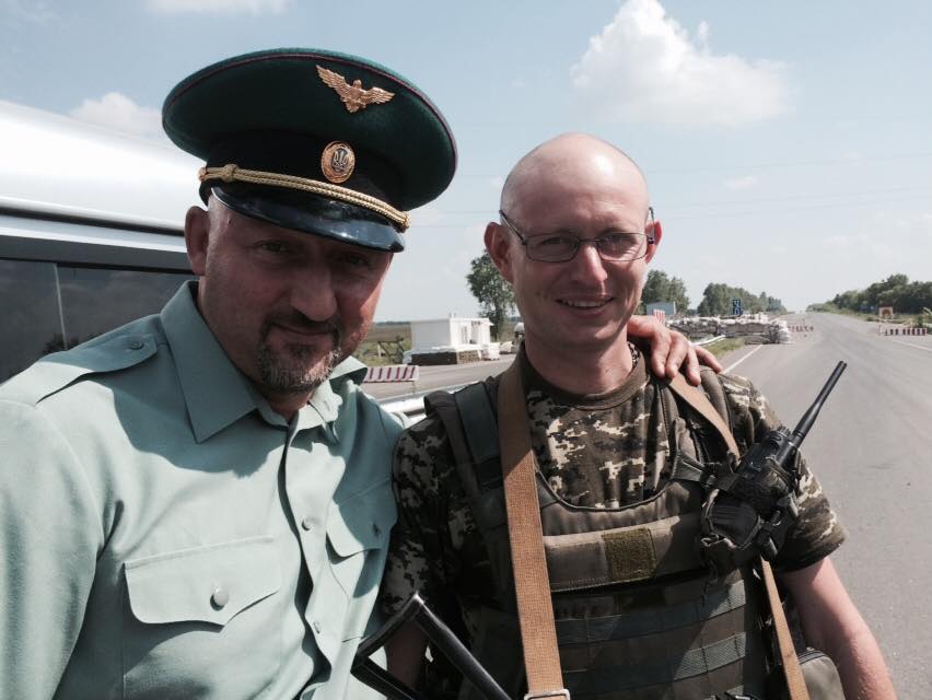 Украинский волонтер встретил в Донбассе клона Яценюка с автоматом