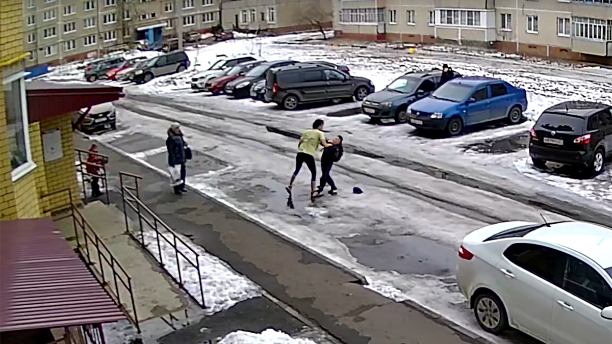Защищала ребенка: жительница Новочебоксарска свалила школьника в лужу и отняла его шапку