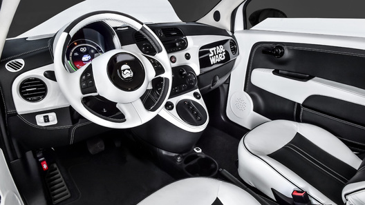Электрический Fiat 500 примерил костюм имперского штурмовика
