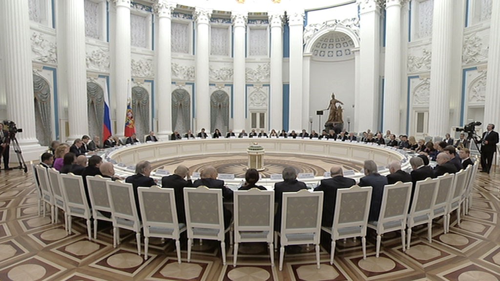 Путин: культура может быть мостом между народами, лишь оставаясь вне политики