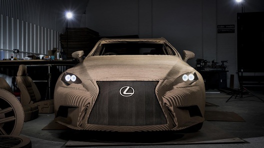 Lexus построил седан IS из картона