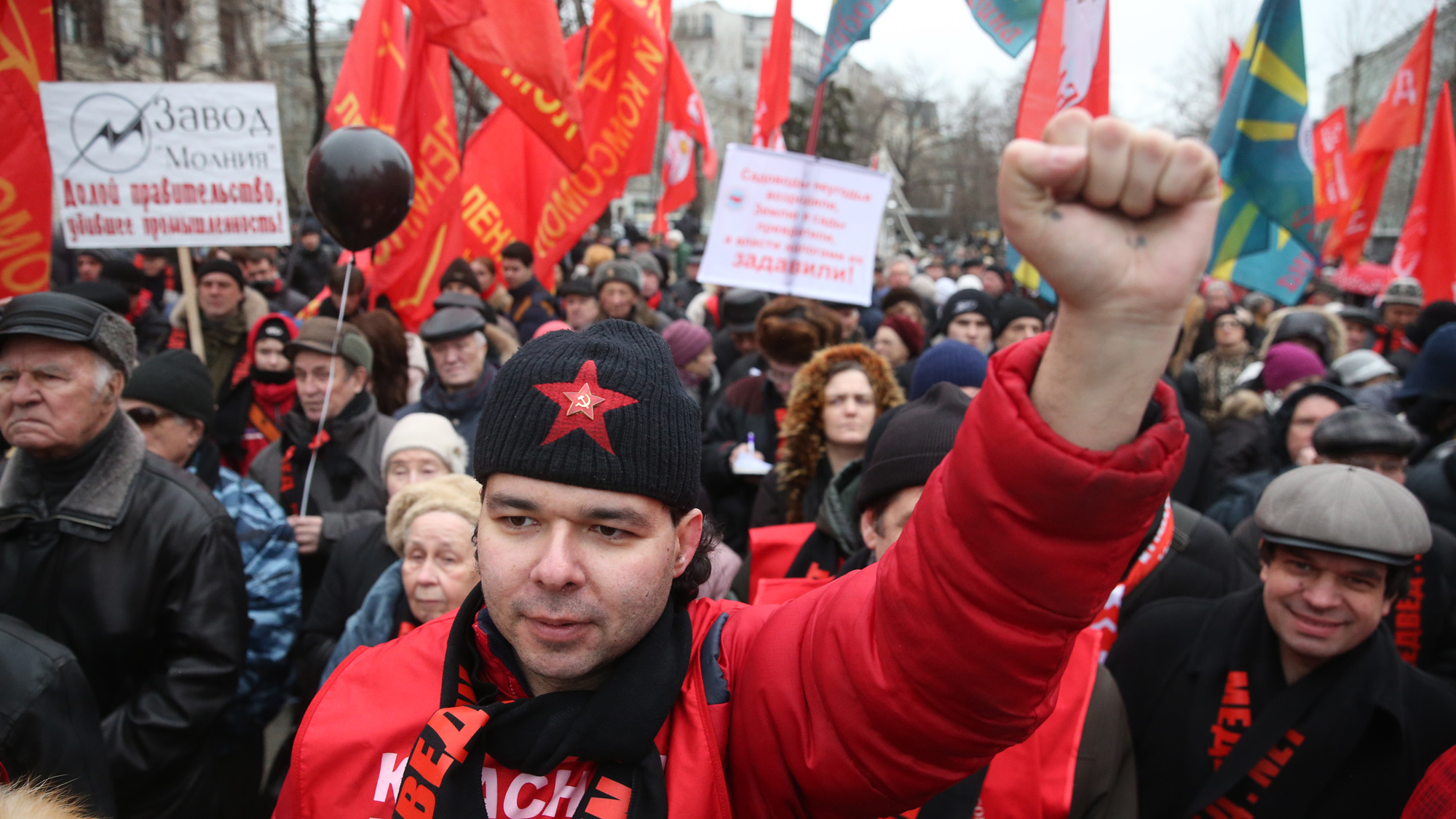 КПРФ прошла по Москве "Маршем пустых карманов"
