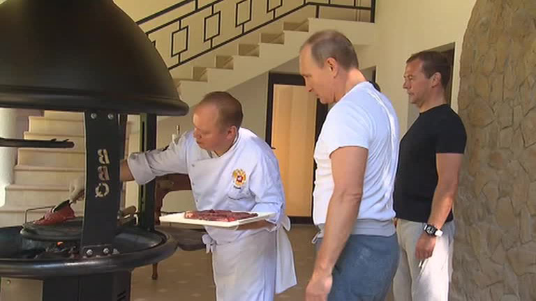 Путин и Медведев пожарили барбекю