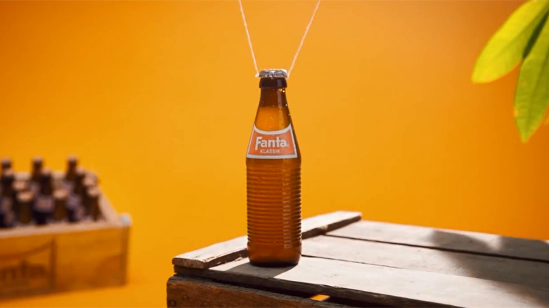 Создателей напитка Fanta осудили за "нацистский" рекламный ролик
