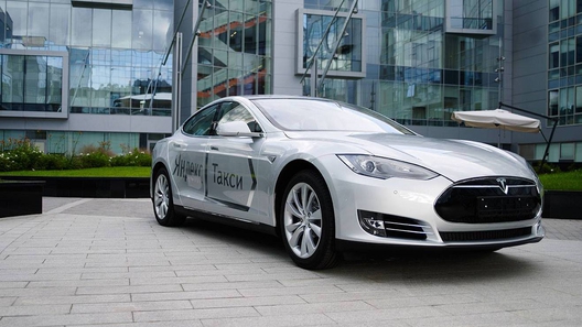 Электромобиль Tesla взят на вооружение столичным такси