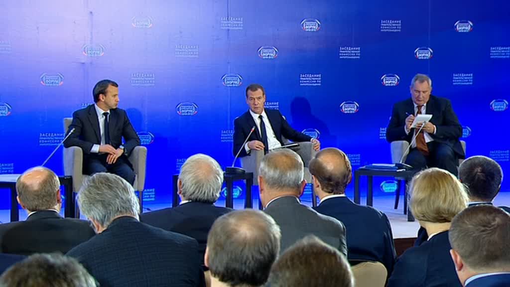 Медведев порекомендовал чиновникам быть аккуратнее, говоря о продуктах