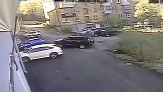 Девушка "уделала" новенький Lexus за 15 секунд. Видео