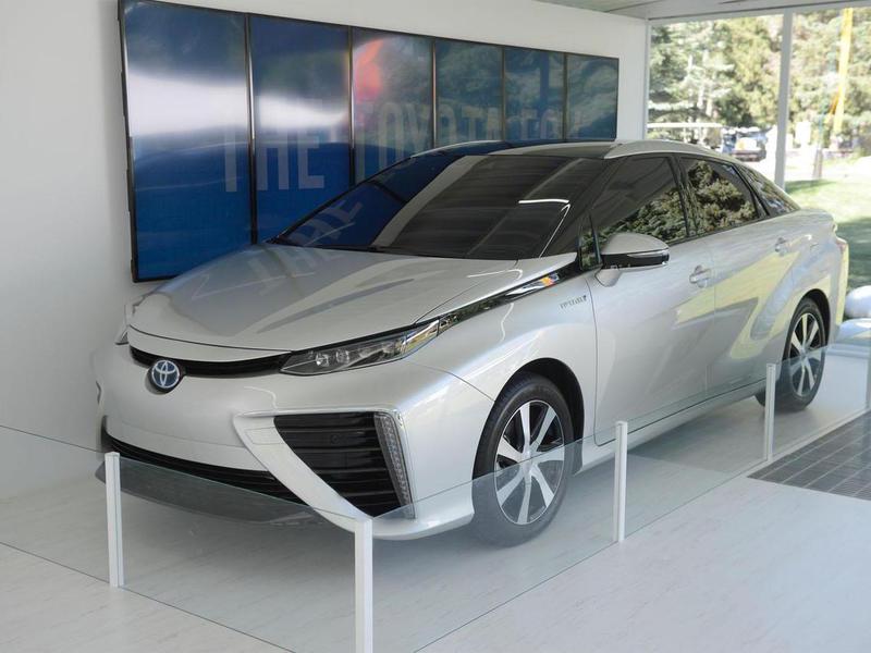 Toyota показала живьем свой серийный седан на водороде