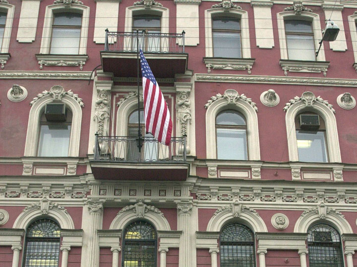 Консульство США в Петербурге забросали дымовыми шашками