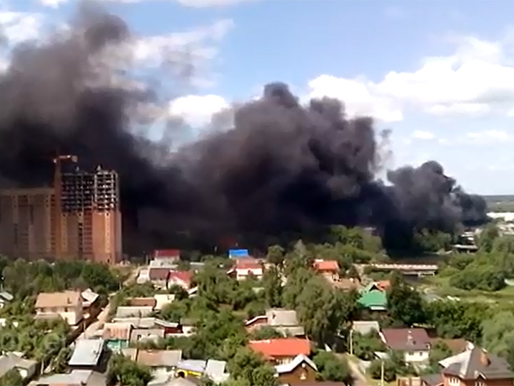 В подмосковной Ивантеевке горит кабельный завод. Видео очевидцев