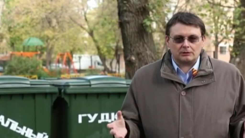 Пятой колонне предложили забраться в мусорные баки