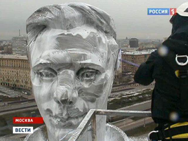 Столичный памятник Гагарину мыли 7 часов