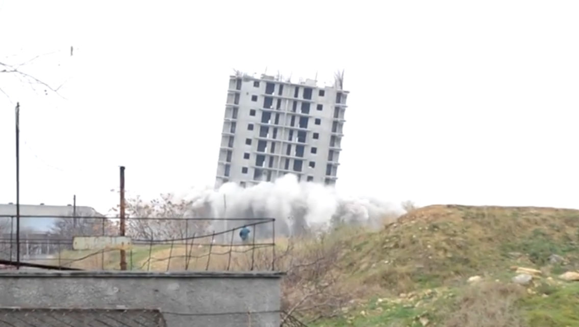 В Крыму дважды взрывали многоэтажный самострой. Дом накренился, но устоял