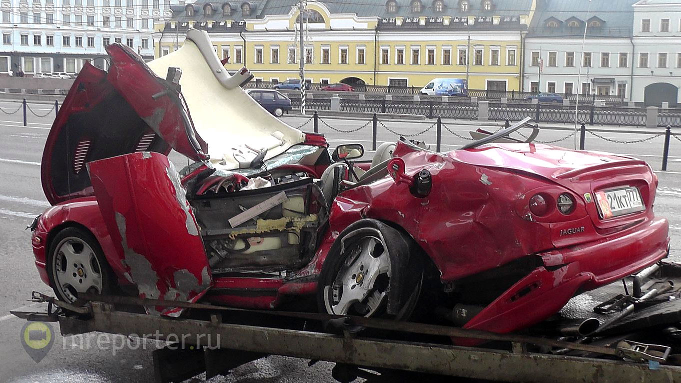 Спортивный Jaguar врезался в автобус у Кремля. Видео