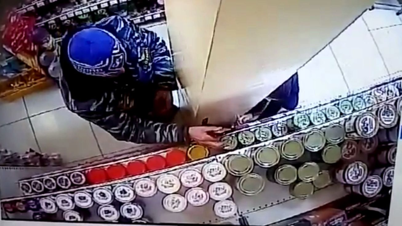 Подполковника полиции поймали на краже красной икры "ради детей-сирот"