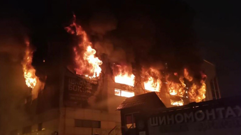 В Химках горит здание школы бокса