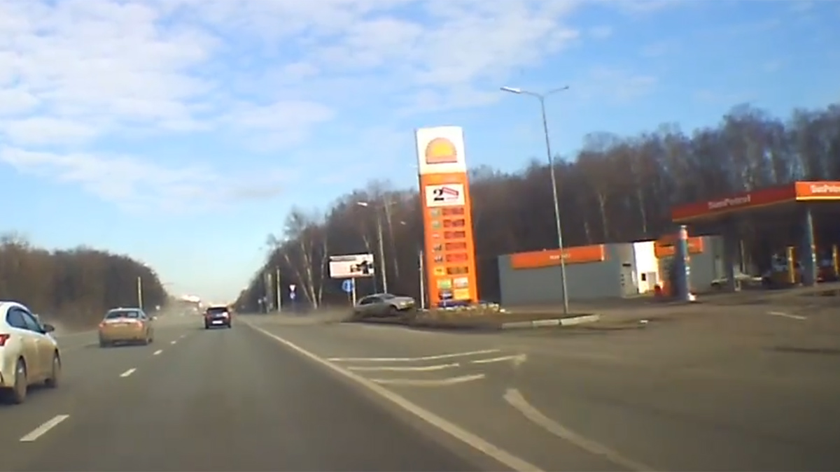 Пьяные подростки влетели на машине в заправку. Видео