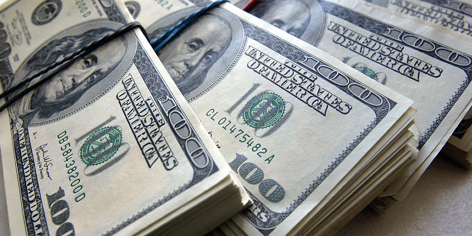 Курс доллара США на Мосбирже достиг 75 рублей
