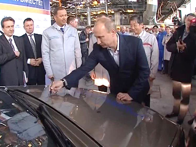 Путин принял участие в запуске производства "Лады Ларгус"