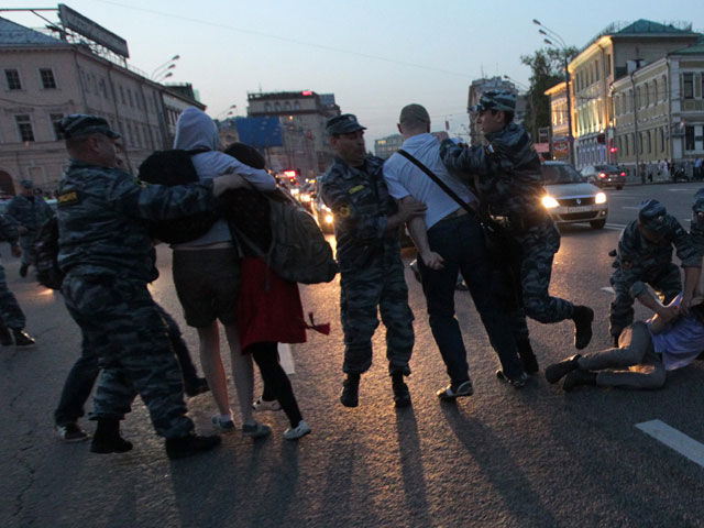 В сквере на "Баррикадной" остаются 1,5 тысячи протестующих