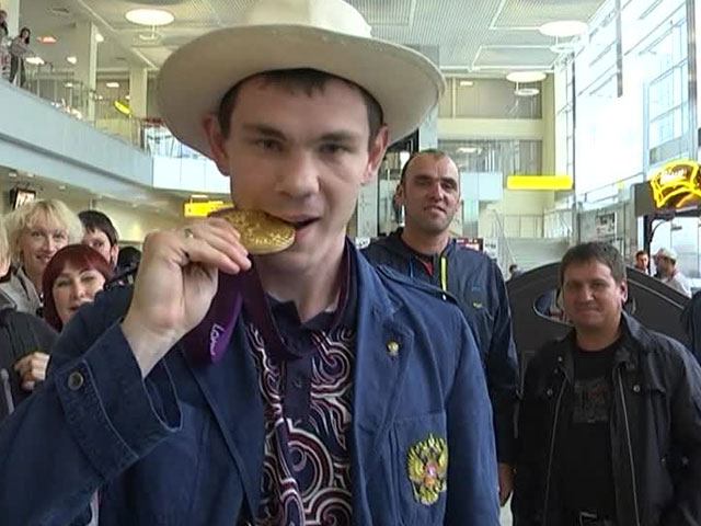 Олимпийскому чемпиону подарили квартиру с долгами