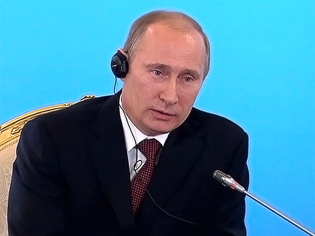 Путин напомнил Меркель об антисемитской акции Pussy Riot