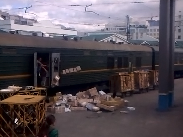 "Почта России" выяснит, кто выбрасывал посылки из вагона в Новосибирске