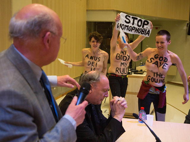 Активистки FEMEN облили водой главу католиков Бельгии