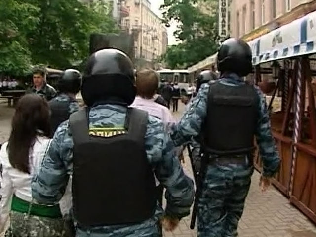 На Арбате в центре Москвы задерживают оппозиционеров