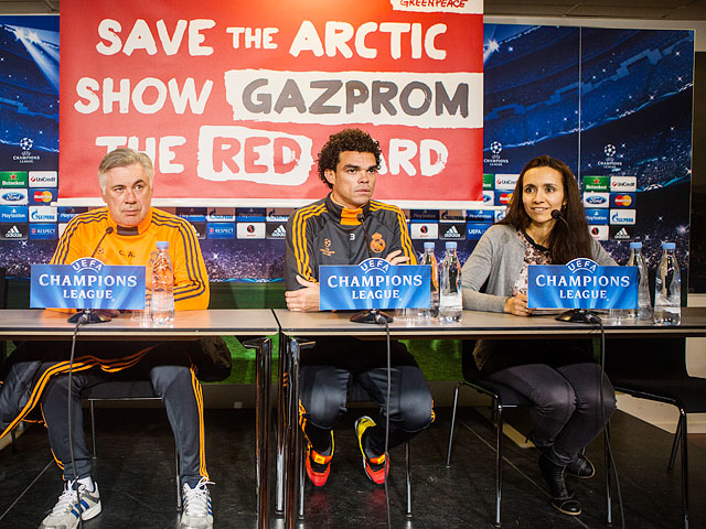 Активисты Greenpeace прервали пресс-конференцию испанского "Реала"