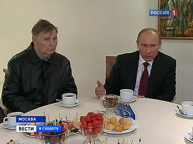 Путин учился стоять на коньках со стулом