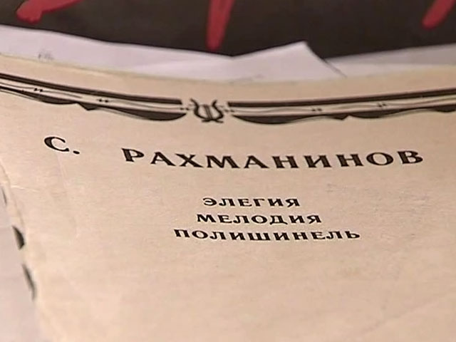 Знаменитый скрипач подарил юным музыкантам скрипки