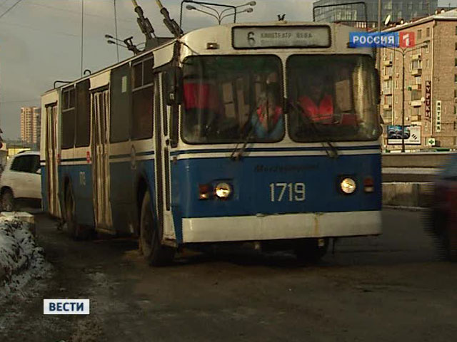 В Москве в окно троллейбуса бросили камень, пострадала женщина