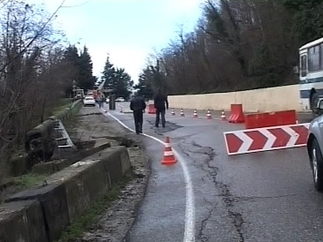 Оползень затруднил движение на трассе Джубга-Сочи