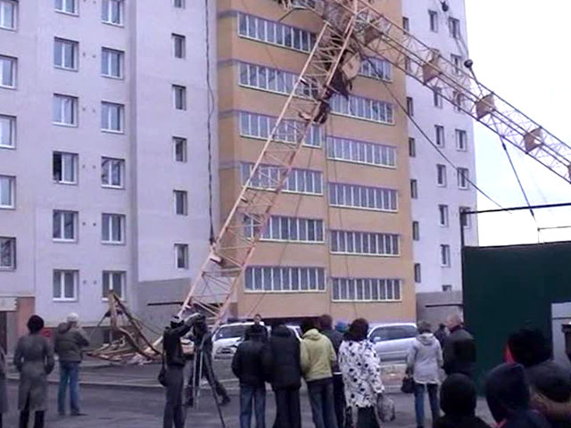 В Чите строительный кран упал на дом