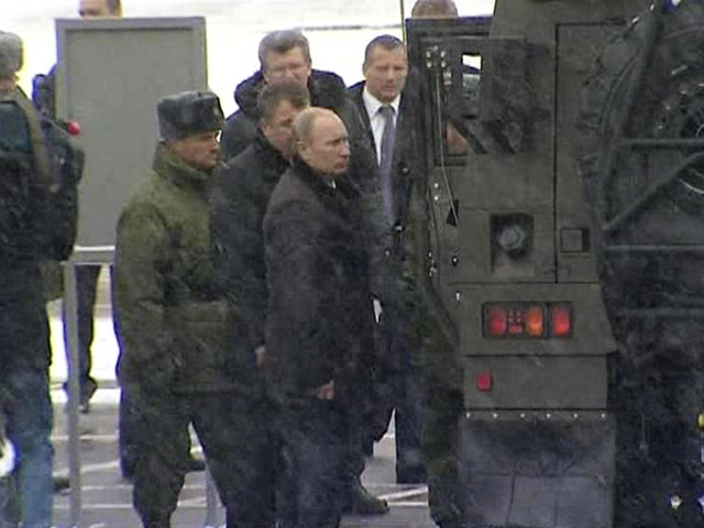Путин ознакомился с условиями службы в Таманской мотострелковой бригаде