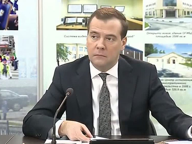 Медведев: в "дорожных войнах" гибнет 30 тысяч человек в год