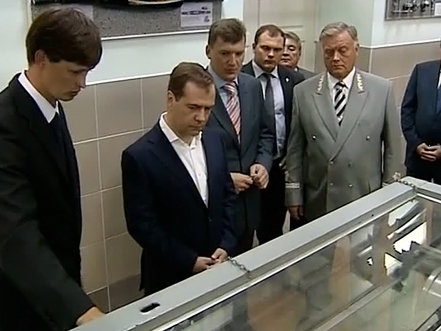 Омичи показали Дмитрию Медведеву "живые колеса"