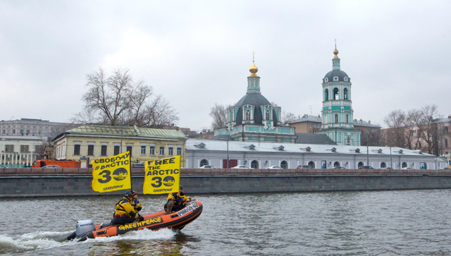 Полиция задержала на Москве-реке активистов Greenpeace
