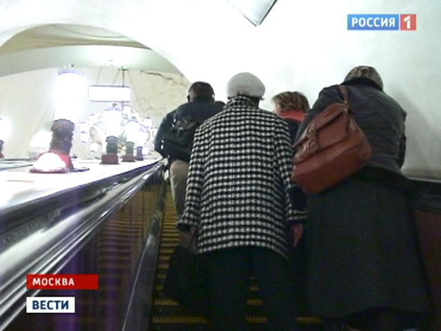 Китаянка упала на людей на эскалаторе московского метро