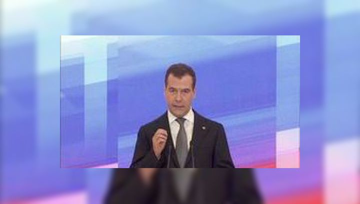 Медведев: россиян защитили от первой волны кризиса